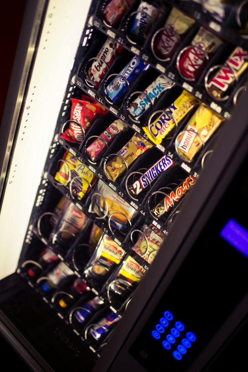 Chocolates dispostos em vending machine